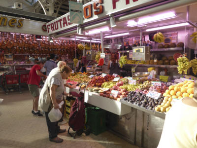 In der Markthalle kann man täglich (außer sonntags) von 7 bis 15 Uhr frische Lebensmittel einkaufen.
