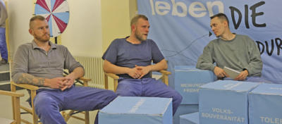 Im gemeinsamen Gespräch diskutierten die Strafgefangenen über den Wert einer Demokratie. NN-Foto: Sarah Dickel