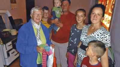 Über neue Kleidung, die Ursula Hölz (l.)hier übergab, freute sich diese bosnische Familie, die von den Einnahmen des Pilzeverkaufes lebt, sehr. Foto: privat
