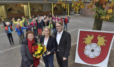 Anna Molderings (m.) freut sich über das herzliche Willkommen durch Ortsvorsteherin Beate Clasen und Bürgermeister Dr. Dominik Pichler. NN-Foto: Gerhard Seybert