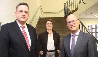 Im neuen Amt begrüßen Bürgermeister Peter Hinze (r.) und Dr. Stefan Wachs (l.) die Leiterin des Fachbereichs 6, Karin Schlitt. NN-Foto: MB