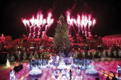 Traumhafte Winterwelten erwarten die Besucher des Phantasialandes mit täglich großem Feuerwerk. Fotos: Phantasialand