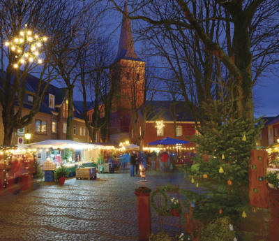 Lichterketten und liebevoll dekorierte Holzhütten kennzeichnen den Adventsmarkt in Winnekendonk.NN-Foto: Gerhard Seybert/Archiv