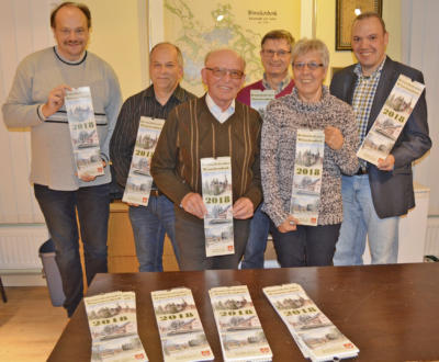 Sie hoffen, dass der Kalender ein Erfolg wird:  Dieter Frerix, Georg Drißen, Herbert Janßen, Willi Düngelhoef, Elisabeth Verhoeven und Markus Schink (v.l.) . Foto: privat