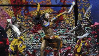 Afrika! Afrika!: Über fünfzig Tänzer, Musiker, Akrobaten und Artisten aus vielen verschieden Ländern werden die Besucher der Show in Essen begeistern. Foto: Dragan Mieusnic