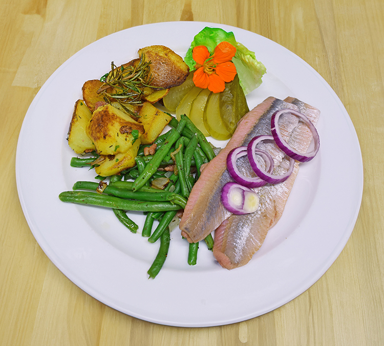 Matjes mit Bratkartoffeln