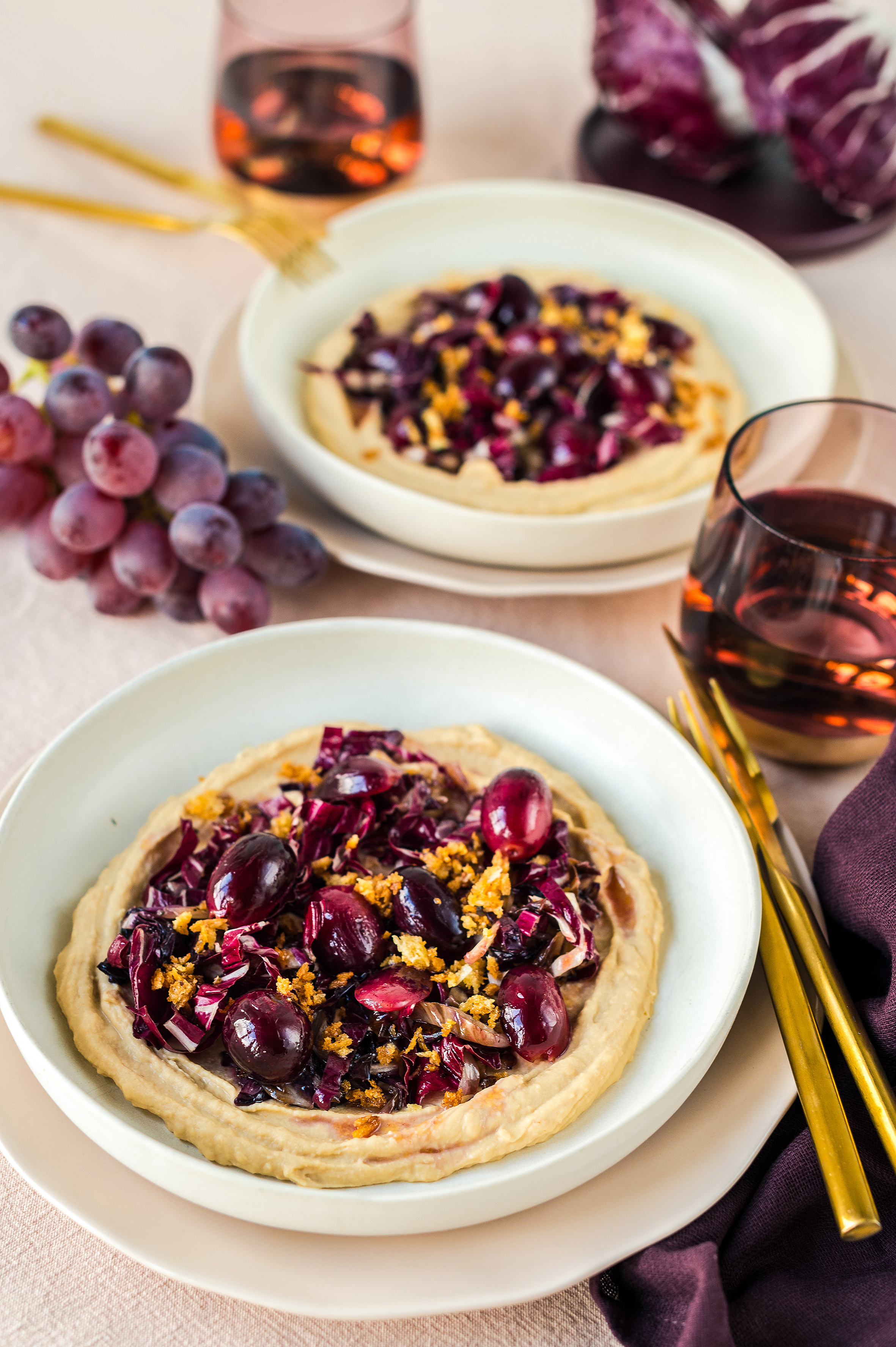 Gebratener Radicchio mit Bohnenpüree und Trauben