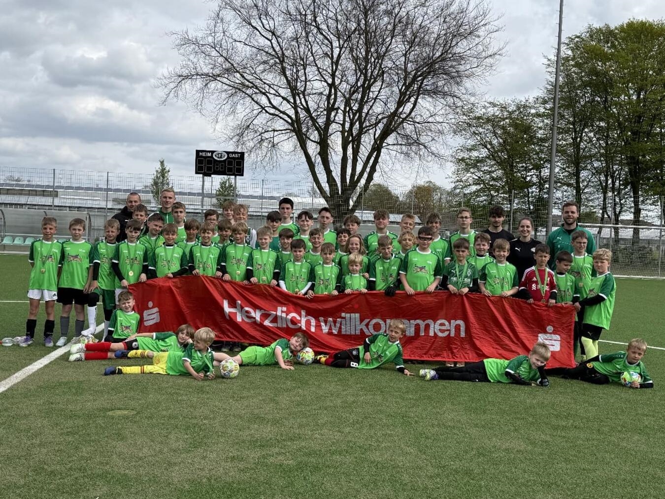 "49 Kinder beim Fußballcamp in Broekhuysen auf dem Spielfeld, Gruppenfoto, Sportveranstaltung, Kinderfußball 2023"