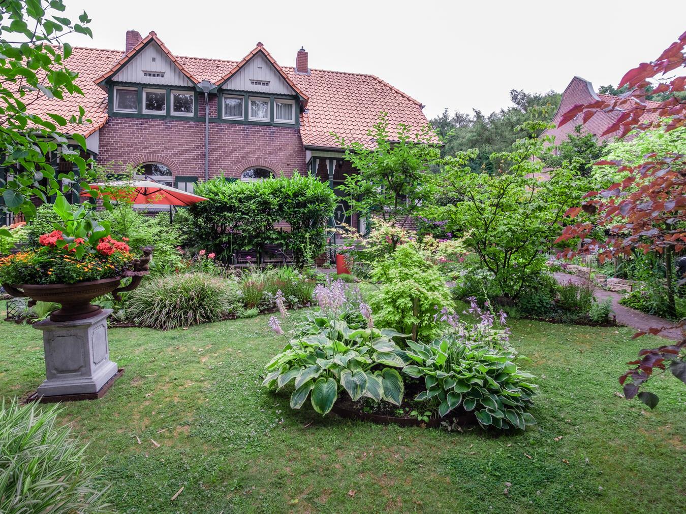  Am 28. und 29. Juni sind die Gärten im Alten Pflegerdorf in Bedburg-Hau geöffnet: zwei vielfältige Gärten mit kreativen Upcycling-Projekten sowie Kunst und Handwerk. Foto: WTM/Verena Welbers