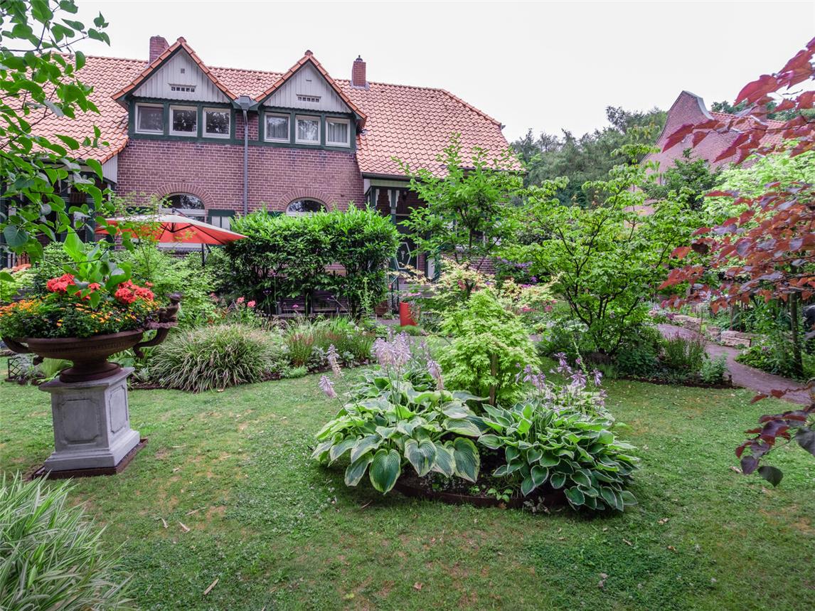  Am 28. und 29. Juni sind die Gärten im Alten Pflegerdorf in Bedburg-Hau geöffnet: zwei vielfältige Gärten mit kreativen Upcycling-Projekten sowie Kunst und Handwerk. Foto: WTM/Verena Welbers