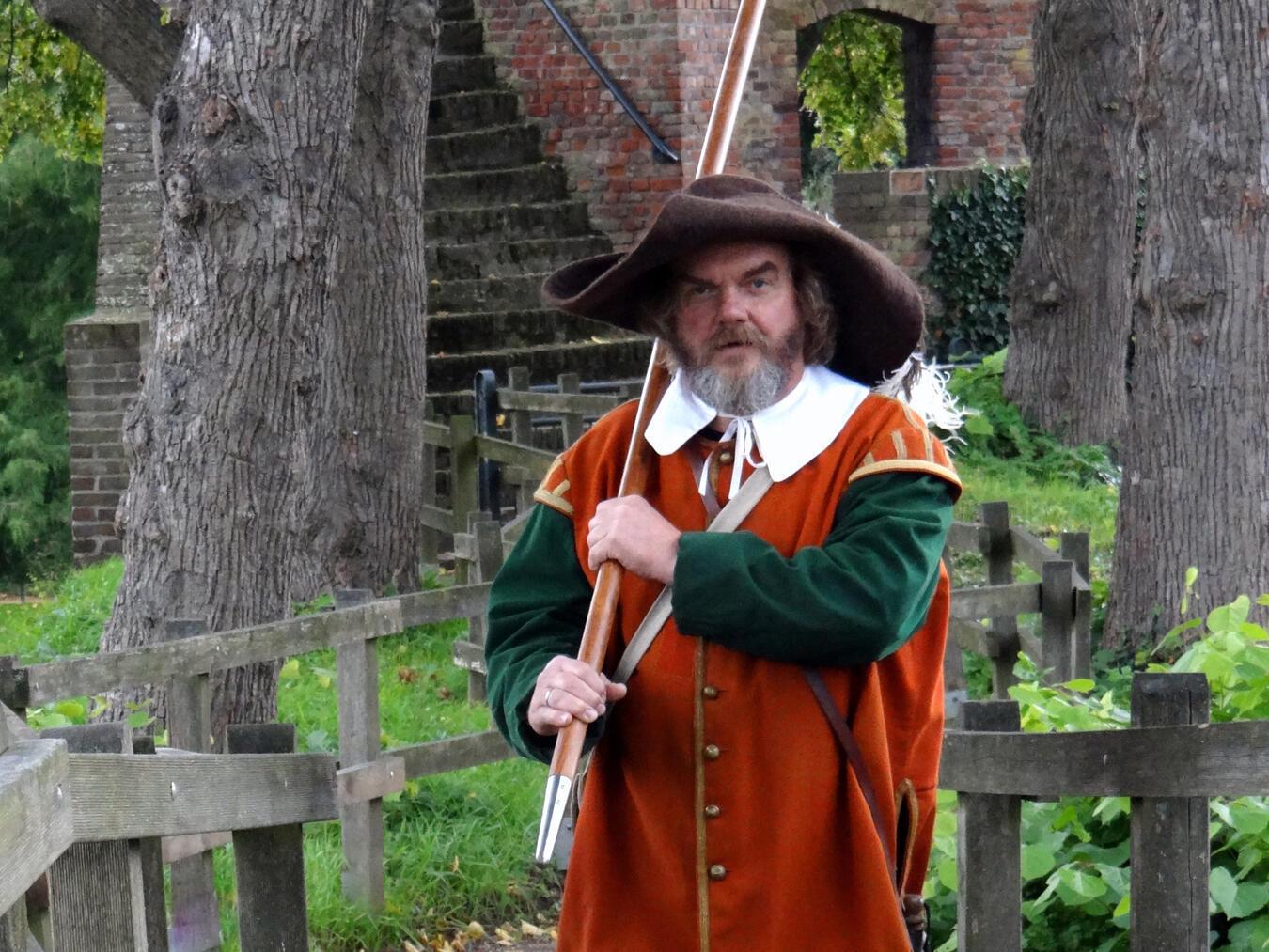  Bei einem Wachgang mit dem „Torwächter für Rees“ um die alten Wälle, lernt man nicht nur die Verteidigungsanlagen der ältesten Stadt am unteren Niederrhein kennen. Foto: Stadt Rees