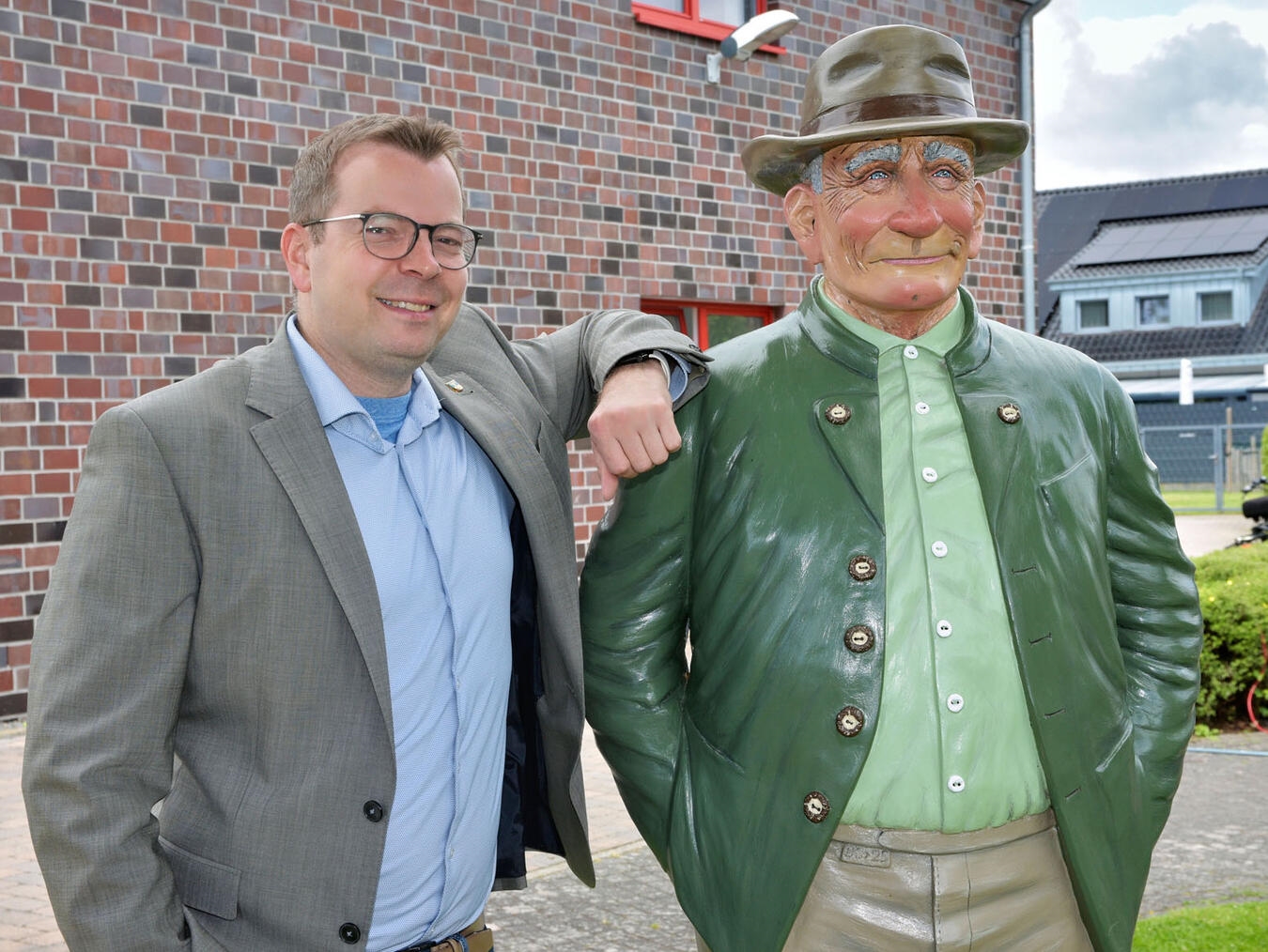 "Bürgermeister Stephan Reinders begrüßt neue Skulptur in der Stadt"
