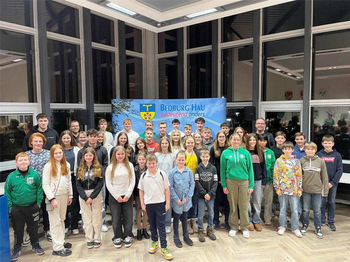  Bürgermeister Stephan Reinders und MarcSchneimann überreichten im Rathaus die Ehrenpreise. Foto: Gemeinde Bedburg-Hau