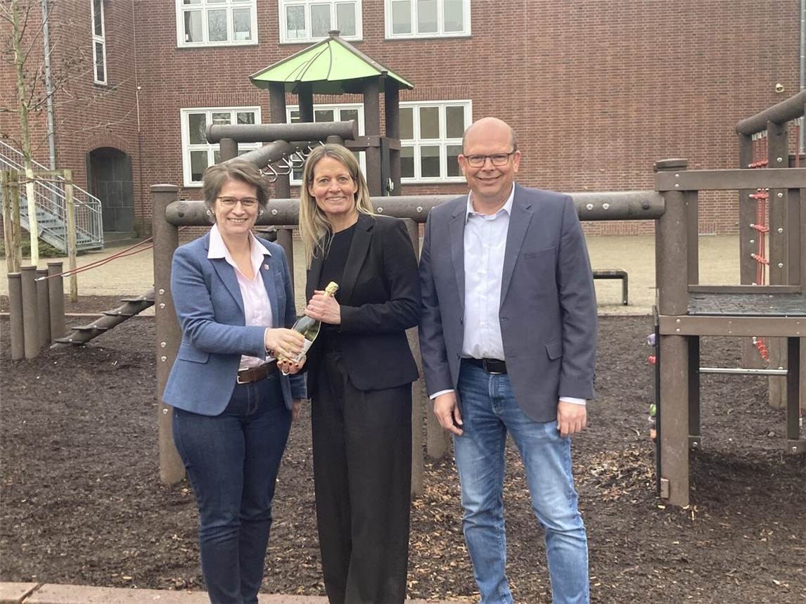  Bürgermeisterin Iris Itgenshorst (l.) und Fachbereichsleiter Frank Kittelmann gratulierten Susanne Karpe im Namen der Gemeinde Kerken. Foto: Gemeinde Kerken 