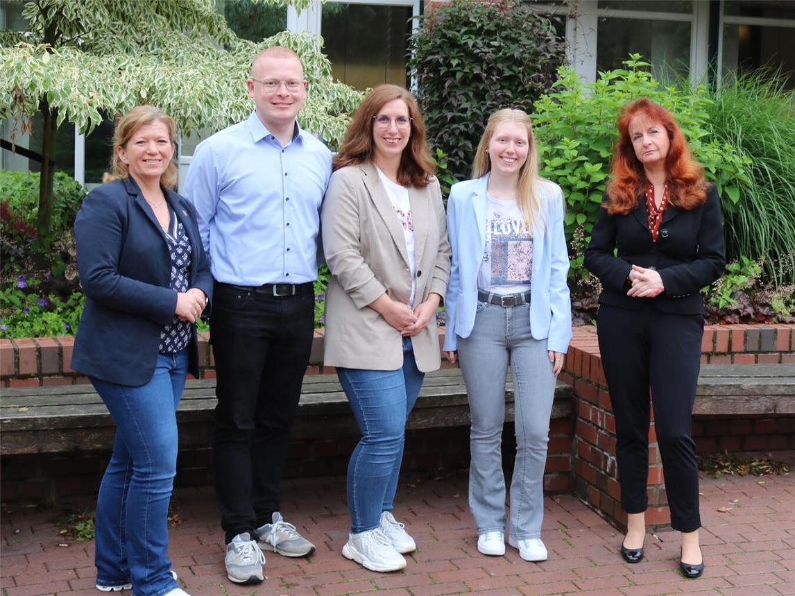  Bürgermeisterin Nadine Bogedain gratulierte Tobias Hünnekes, Lisa Diamant und Jessica Aengenheister zu den bestandenen Prüfungen. Foto: Gemeinde Sonsbeck