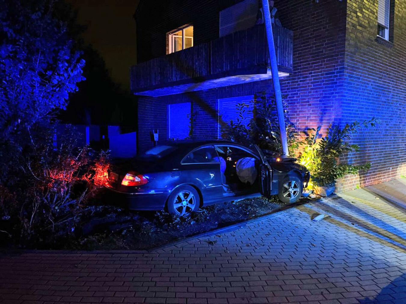  Das Auto kam in einem Vorgarten am Harttor zum Stehen. Foto: Polizei