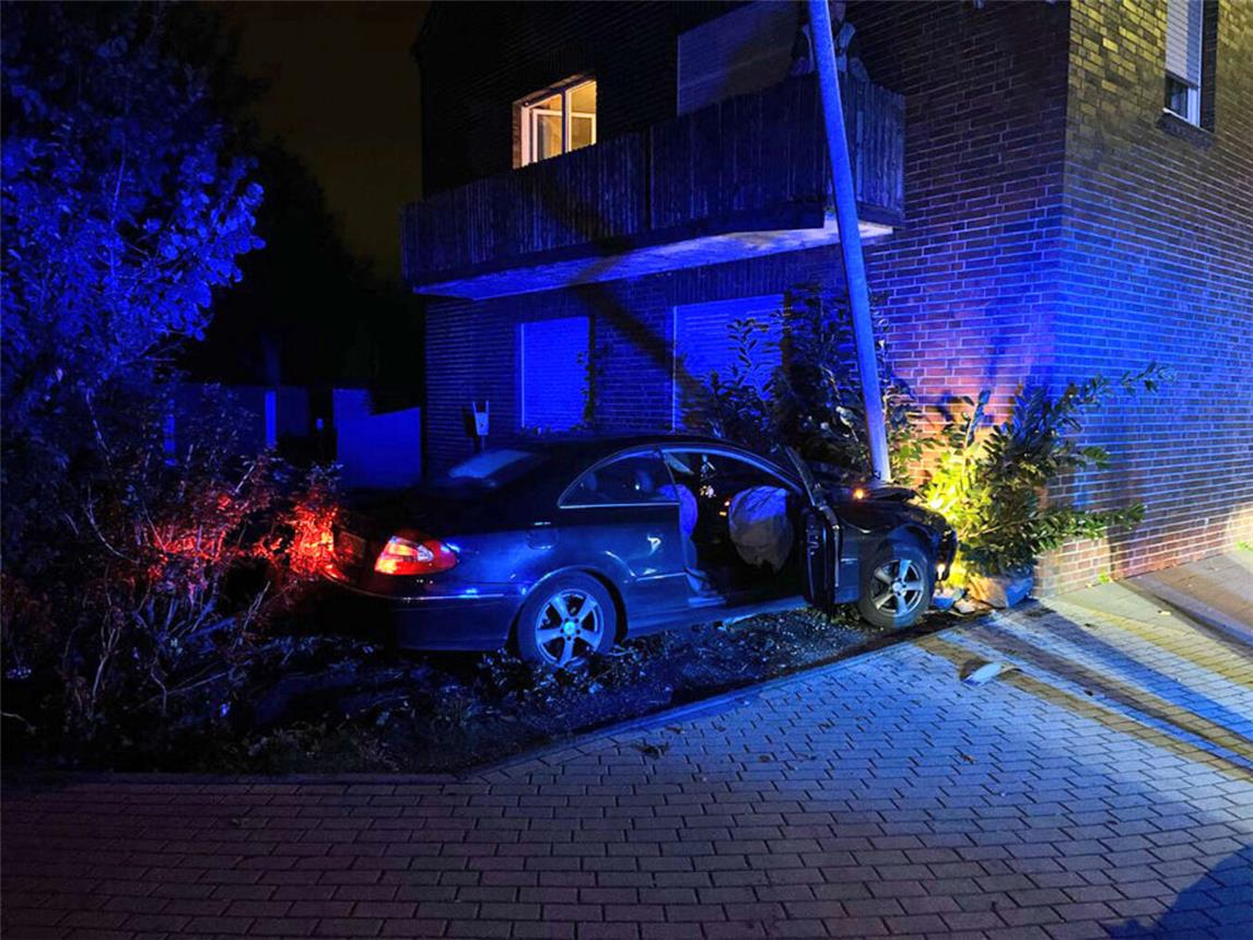 Das Auto kam in einem Vorgarten am Harttor zum Stehen. Foto: Polizei