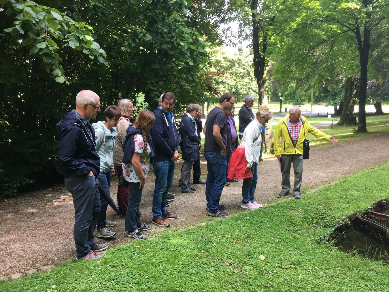  Der ehemals für die Klever Gärten verantwortliche Stadtgärtner und heutige Gartenführer Hans Heinz Hübers weiß viel zu berichten. Foto: WTM