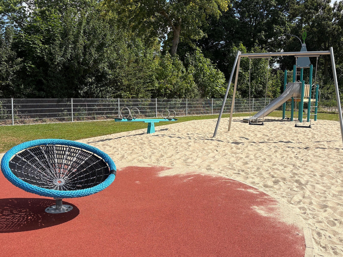 "Hochwertige Spielgeräte auf modernem Spielplatz, Foto von Katrin Düngel"