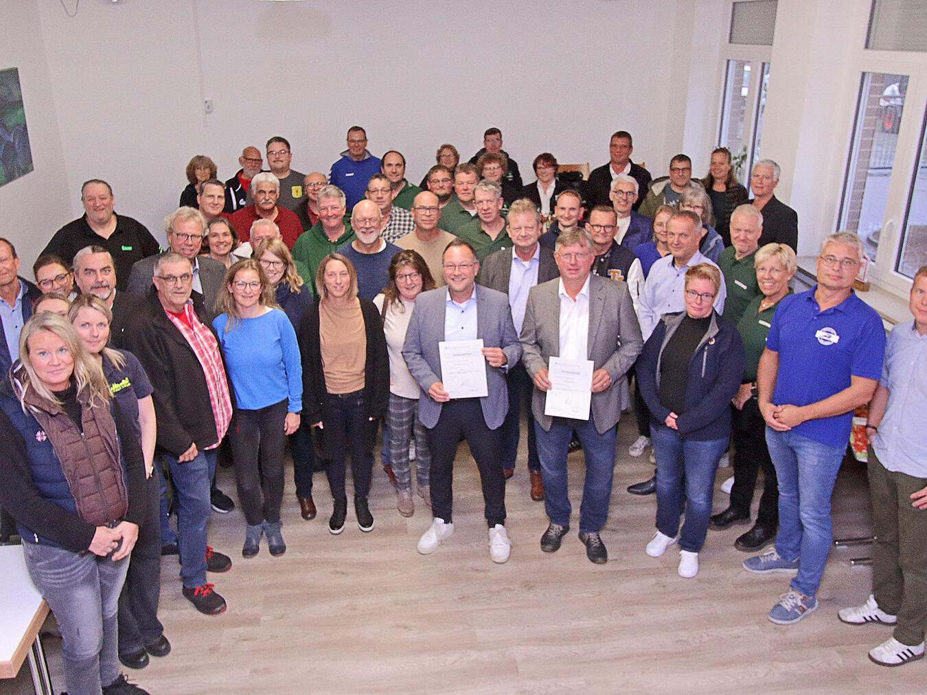 Sozialstiftung Xanten fördert die Jugendarbeit Der Vorstandsvorsitzende Thomas Görtz und der Kuratoriumsvorsitzende Peter Schneider überreichten die Bewilligungsbescheide. NN-Foto: Theo Leie
