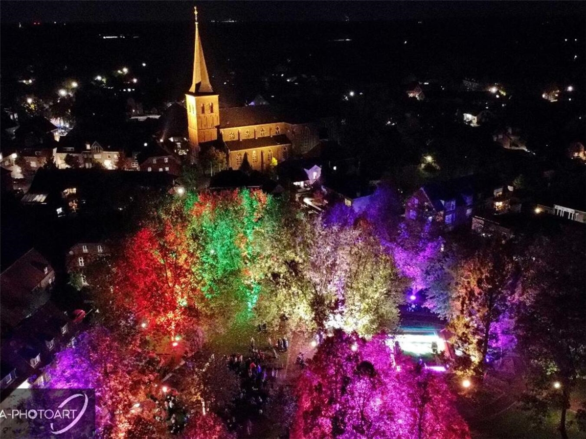  Die Geselligen Vereine Winnekendonk lassen den Bürgerpark wieder in neuem Licht erstrahlen. Foto: Maga-Photoart