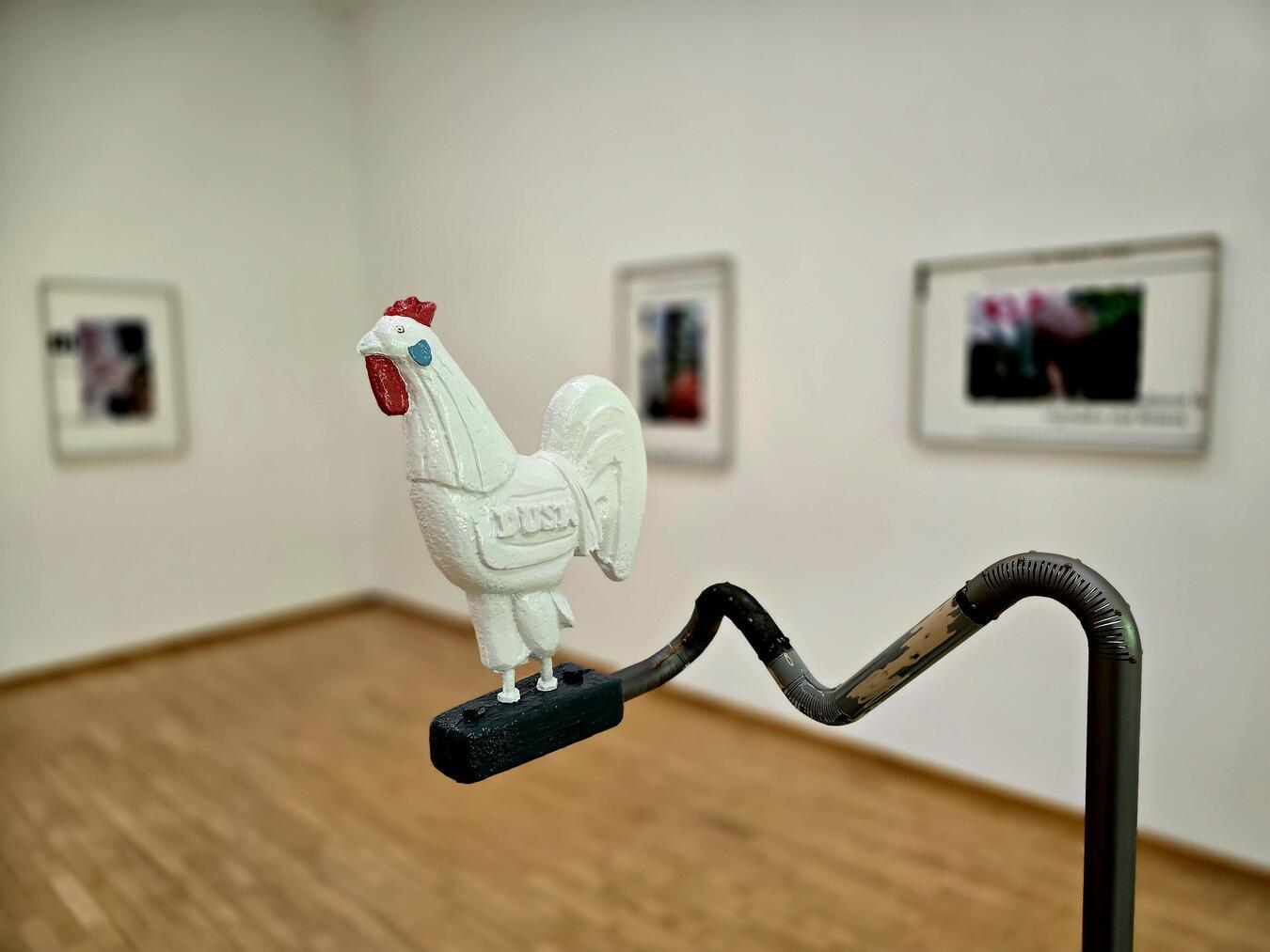 Direktorenführung im Museum Kurhaus Die Künstlerin spricht von „ungehorsamen“ Objekten, deren erste Identität durch eine zweite darunterliegende für falsch erklärt wird. NN-Foto: HF