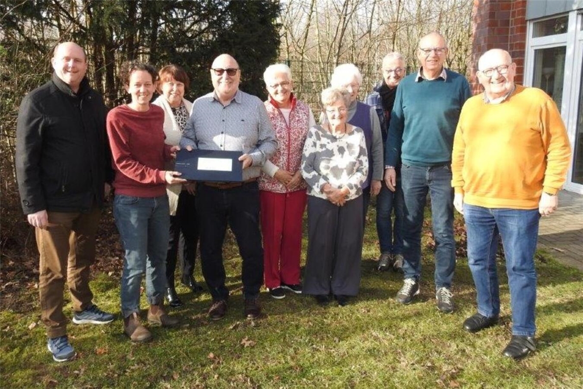  Die offizielle Übergabe des Notebooks erfolgte durch (von links) Andreas Ingenbleek und Simone Raymann, beide von der Stiftung „Jetzt Weeze“. Foto: privat