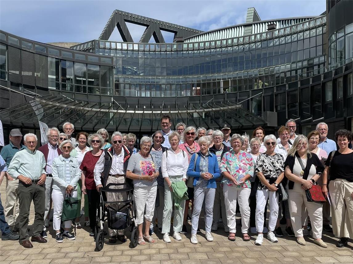 Die Reisegruppe des Kulturkreises vor dem Landtagsgebäude. Foto: privat