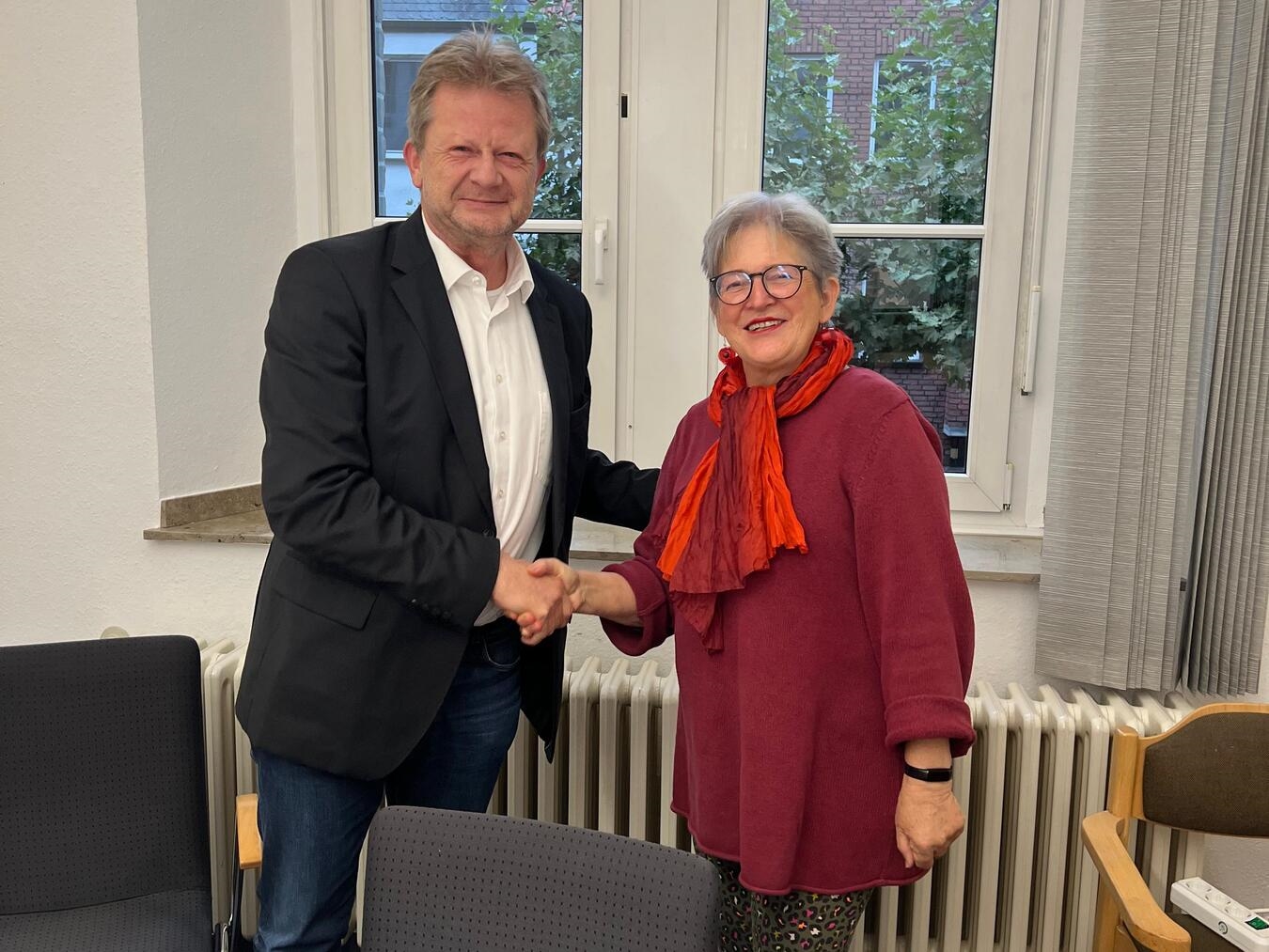 SPD-Fraktion Xanten wählt ihren Vorstand Die Vorsitzende des SPD-Ortsvereins Xanten, Marion Nasskau, gratuliert Olaf Finke zur Wiederwahl. Foto: SPD Xanten