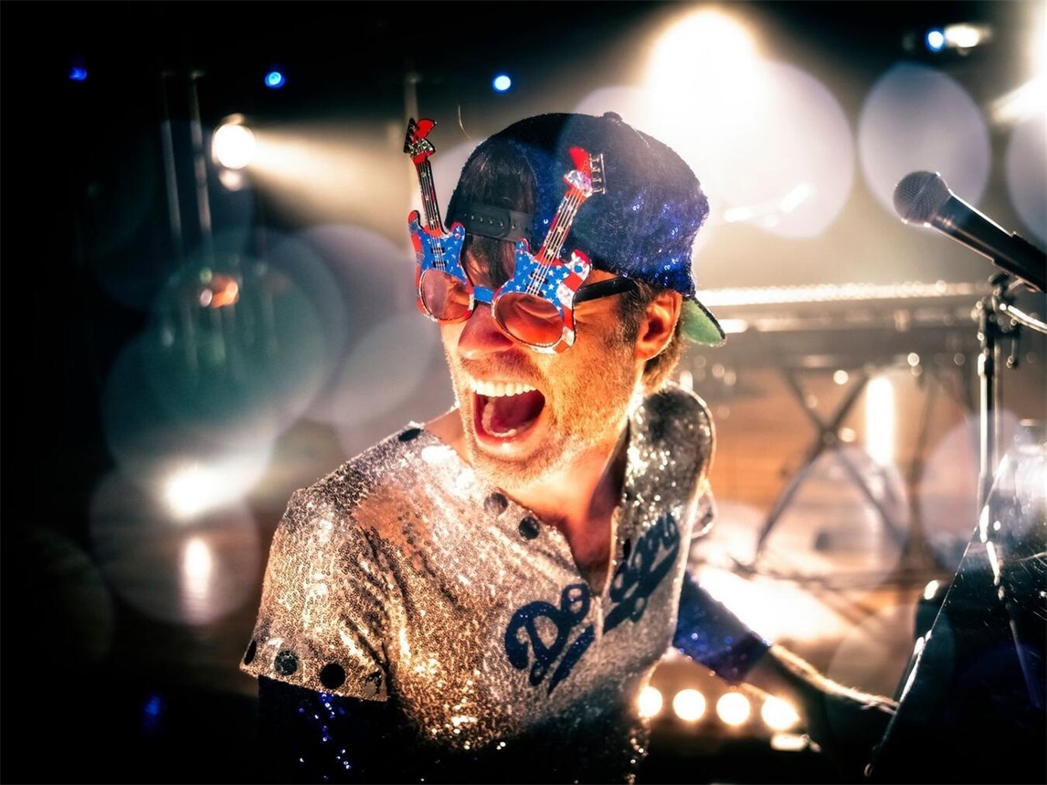 "Elton and the Joels performen bei der 13. Nieukerker Kultnacht, Bühne, Live-Musik-Event"