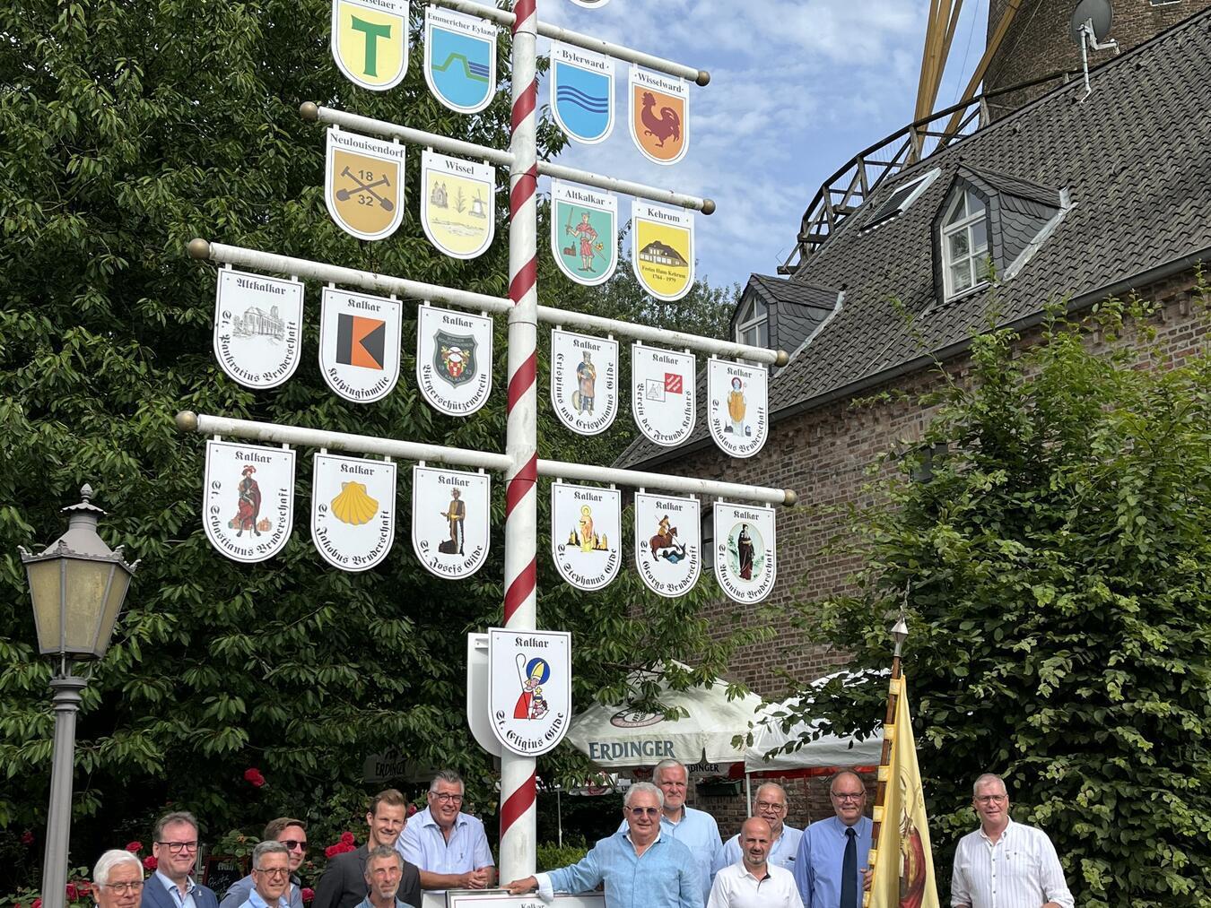  Ende Juni 2024 konnten die Gildebrüder den neuen Wappenbaum begutachten. Foto: privat