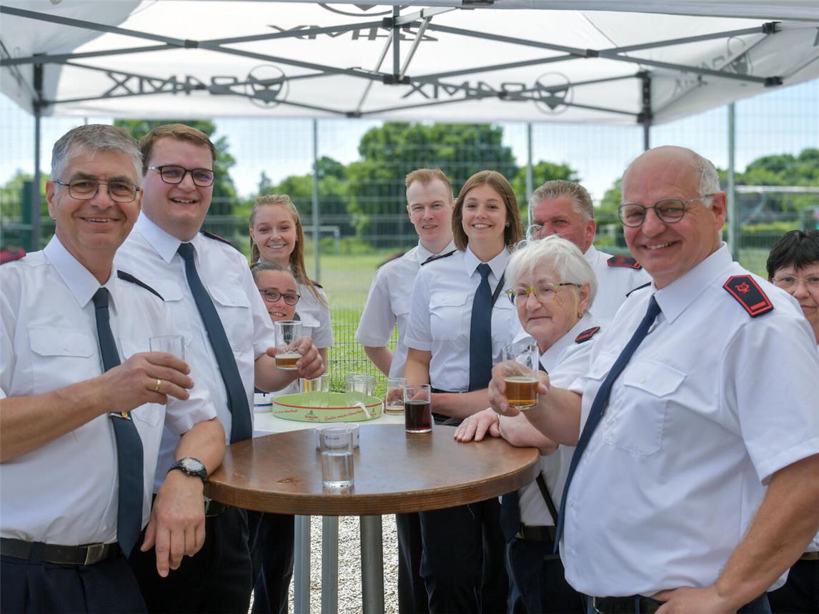  Es war gesellig beim Vogelschießen der St. Petrus Schützengilde Kevelaer.  NN-Fotos: Gerhard Seybert