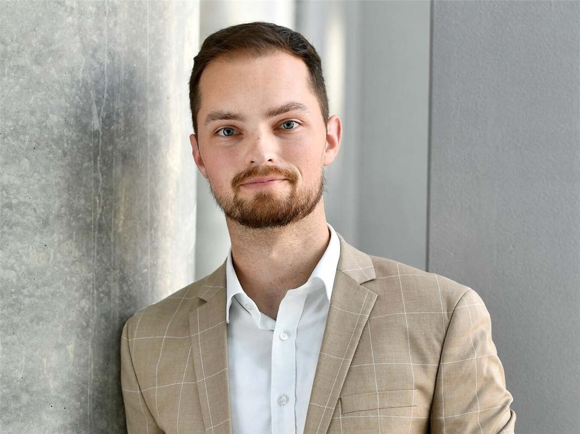 "Fabian Griewel, Teamleiter Verkehr Niederrheinische IHK, Porträtfoto"