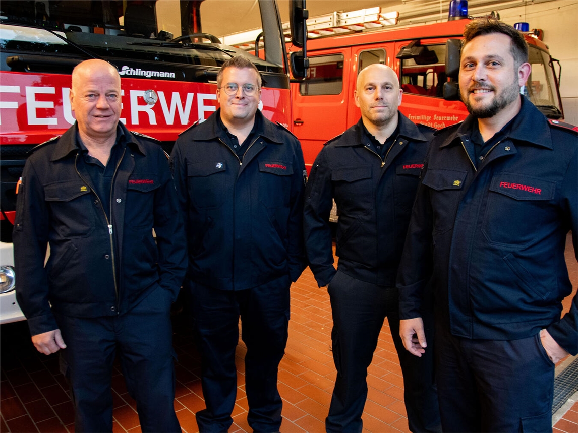  Feuerwehrchef Stefan Bömler mit Julian van Beek, Andreas Hegmann und Florian Michels (v.l.). Foto: Torsten Matenaers