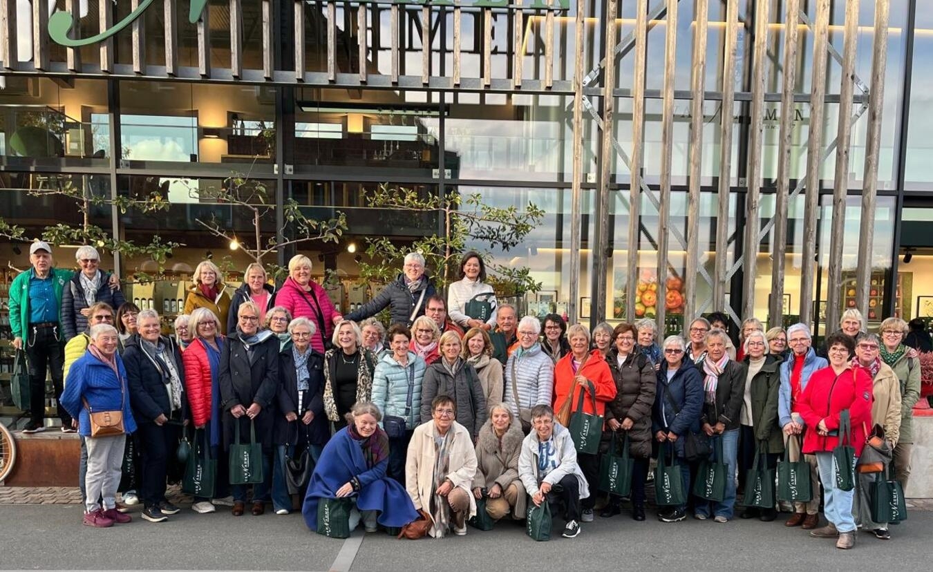 Ausflug der Ehrenamtlichen nach Hamminkeln  Für das Gemeinschaftsfoto stellte sich die Gruppe vor dem hauseigenen „Saftladen“ auf. Foto: privat