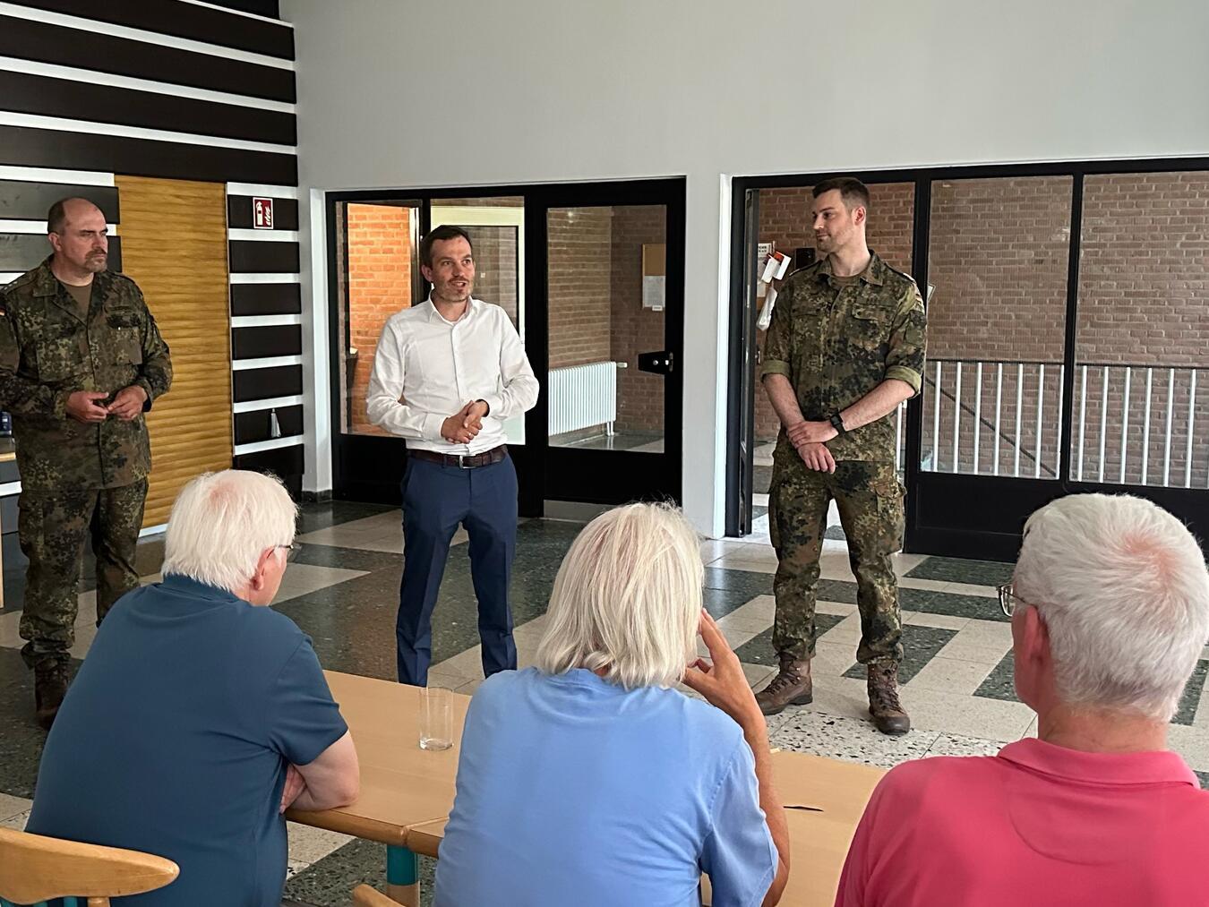 Materialager Straelen öffnet Tore für die Bürgerschaft Hauptmann Ralf Lüdeking (l.), Bürgermeister Bernd Kruse und Kapitänleutnant Joshua Marx, Jugendoffizier aus Düsseldorf (r.).Foto: Bundeswehr