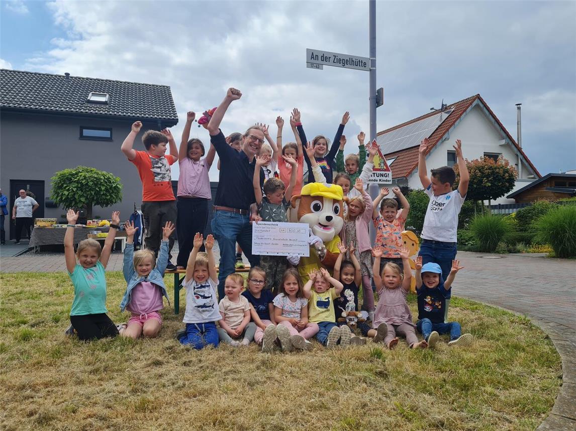  Im Beisein vieler Kinder konnte Rubble den symbolischen Spendenscheck stellvertretend für die Nachbarschaft an den Vereinsvorsitzenden Eike Lürig überreichen. Foto: privat
