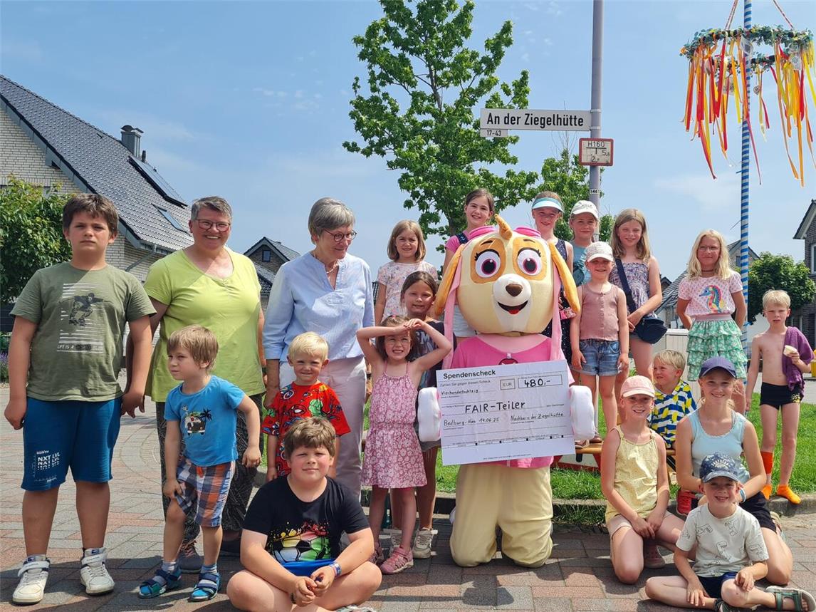  Im Beisein vieler Kinder konnte Skye den symbolischen Spendenscheck stellvertretend für die Nachbarschaft überreichen. Foto: privat