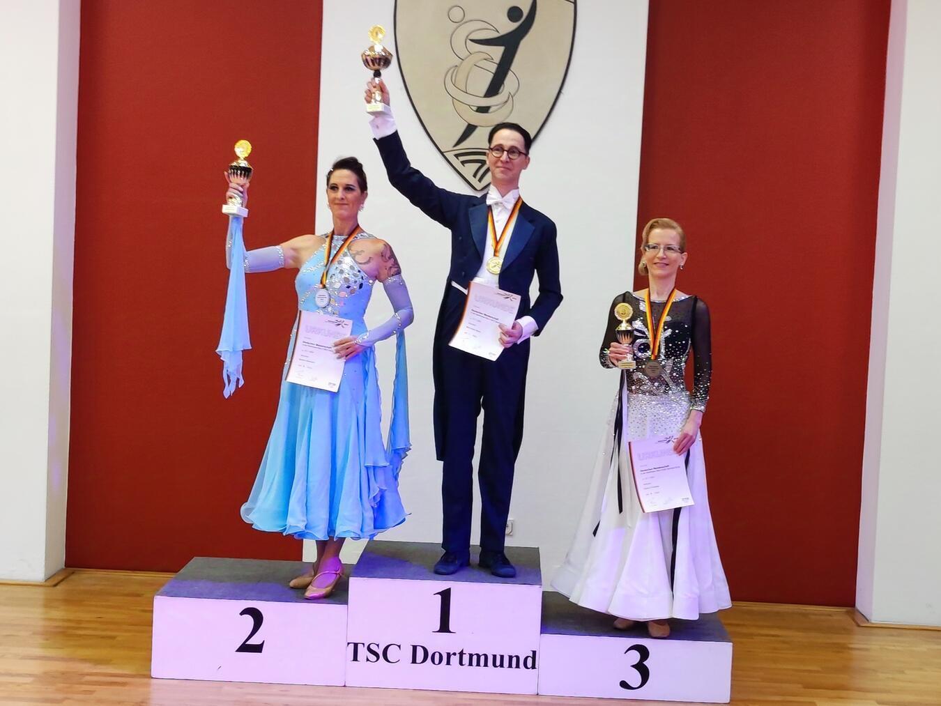  In der Gesamtwertung konnte Sandra Kemmann (l.) dem Sieger noch einige Bestnoten abnehmen, ein Wertungsrichter sah die Millingerin sogar ganz oben auf dem Treppchen. Foto: privat