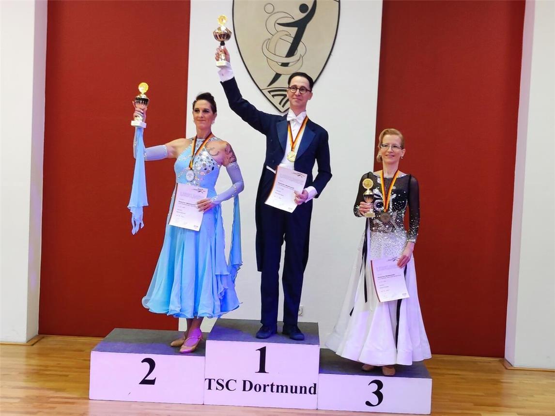  In der Gesamtwertung konnte Sandra Kemmann (l.) dem Sieger noch einige Bestnoten abnehmen, ein Wertungsrichter sah die Millingerin sogar ganz oben auf dem Treppchen. Foto: privat