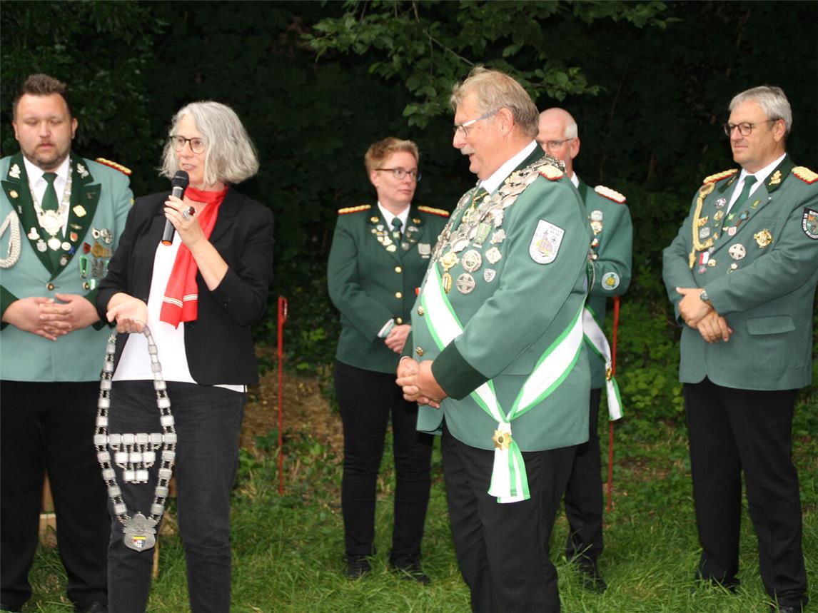  In einer kleinen Feierstunde überreichte Geschäftsstellenleiterin Andrea Kabs-Schlusen das gute Stück an die Vorstandsvertreter des 100 Jahre alten St.-Sebastianus-Bezirksverbandes. Foto: privat