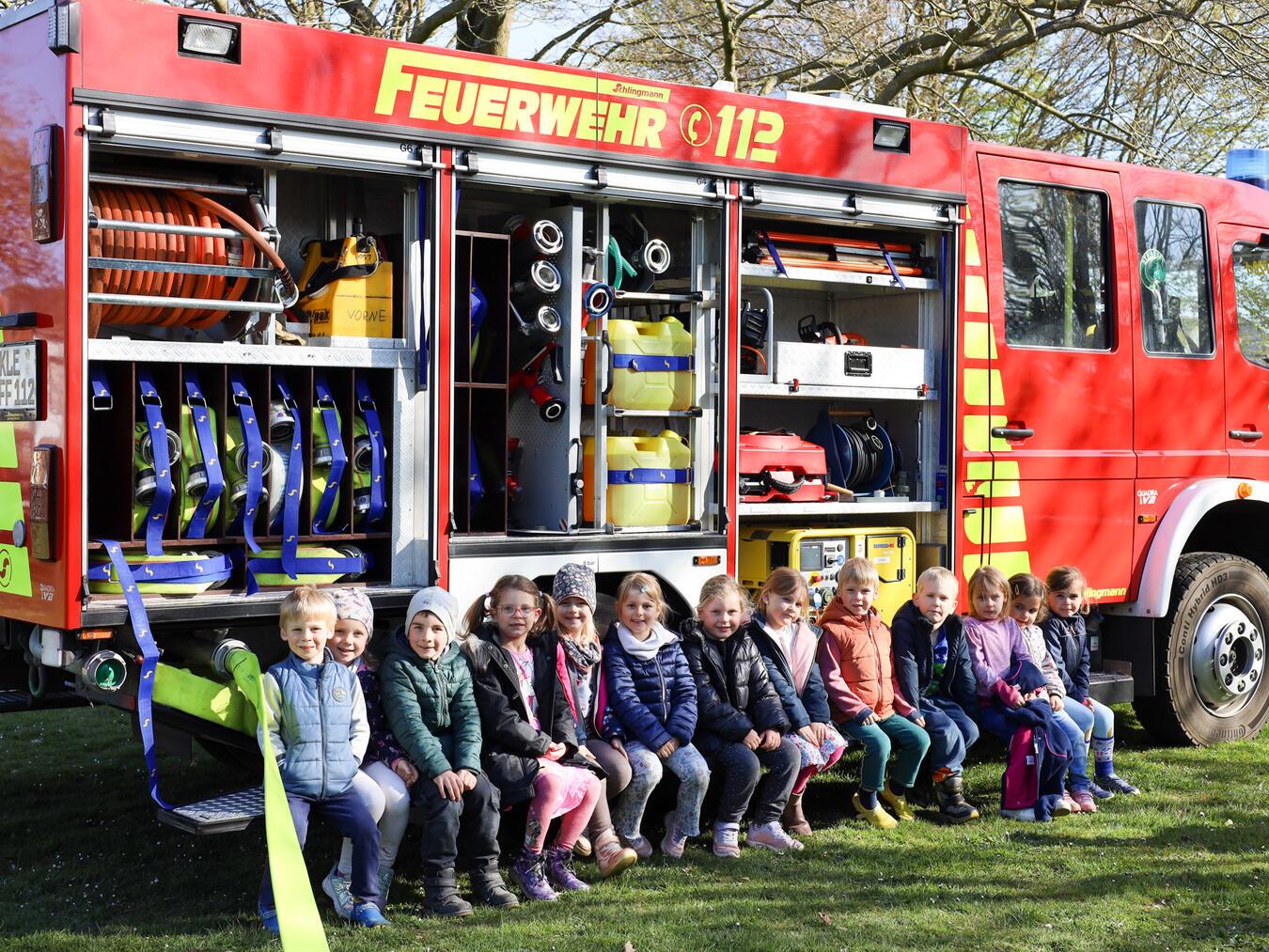  In kleinen Gruppen durften die Mädchen und Jungen die Feuerwehrautos aus nächster Nähe erkunden. Foto: Kita St. Pius