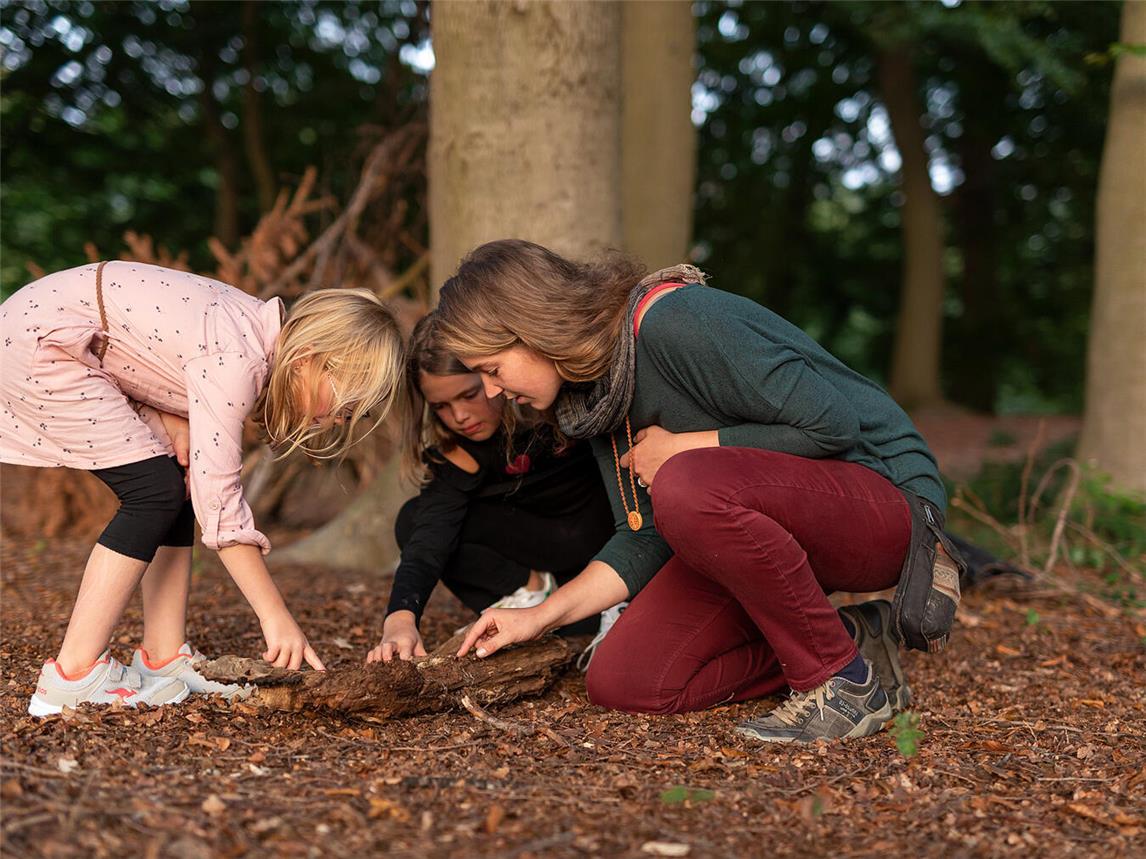  Kinder lernen, was man mit den Materialien aus der Natur machen kann und werden selbst auf vielfältige Weise kreativ. Foto: SMSM/Axel Jusseit