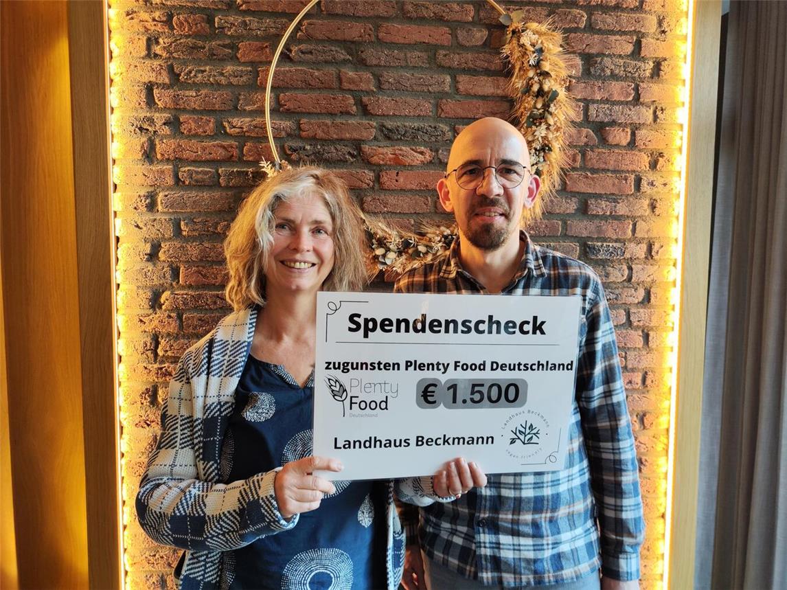  Michael Große Holtforth, Inhaber des Landhaus Beckmann, überreichte den Spendenscheck an Caroline Ligtenberg von Plenty Food Deutschland. Foto: Plenty Food Deutschland