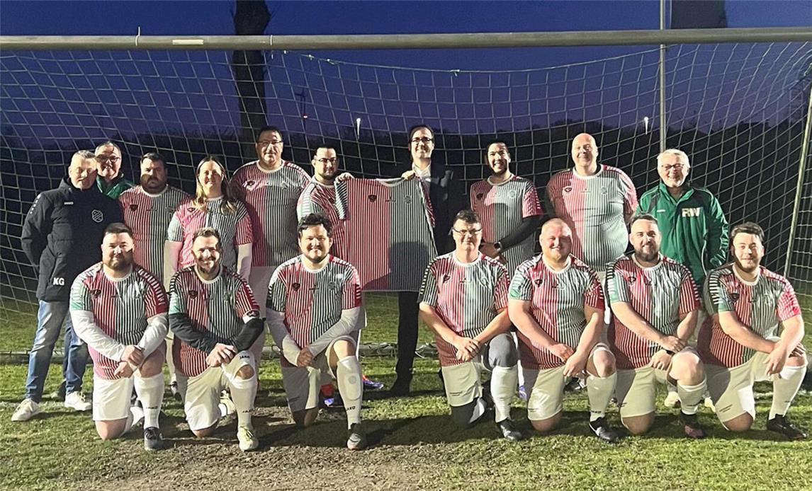  Mit neuer Spielkleidung unterstützt die Sparkasse Krefeld, vertreten durch Andreas Gansen, das Team. Foto: privat