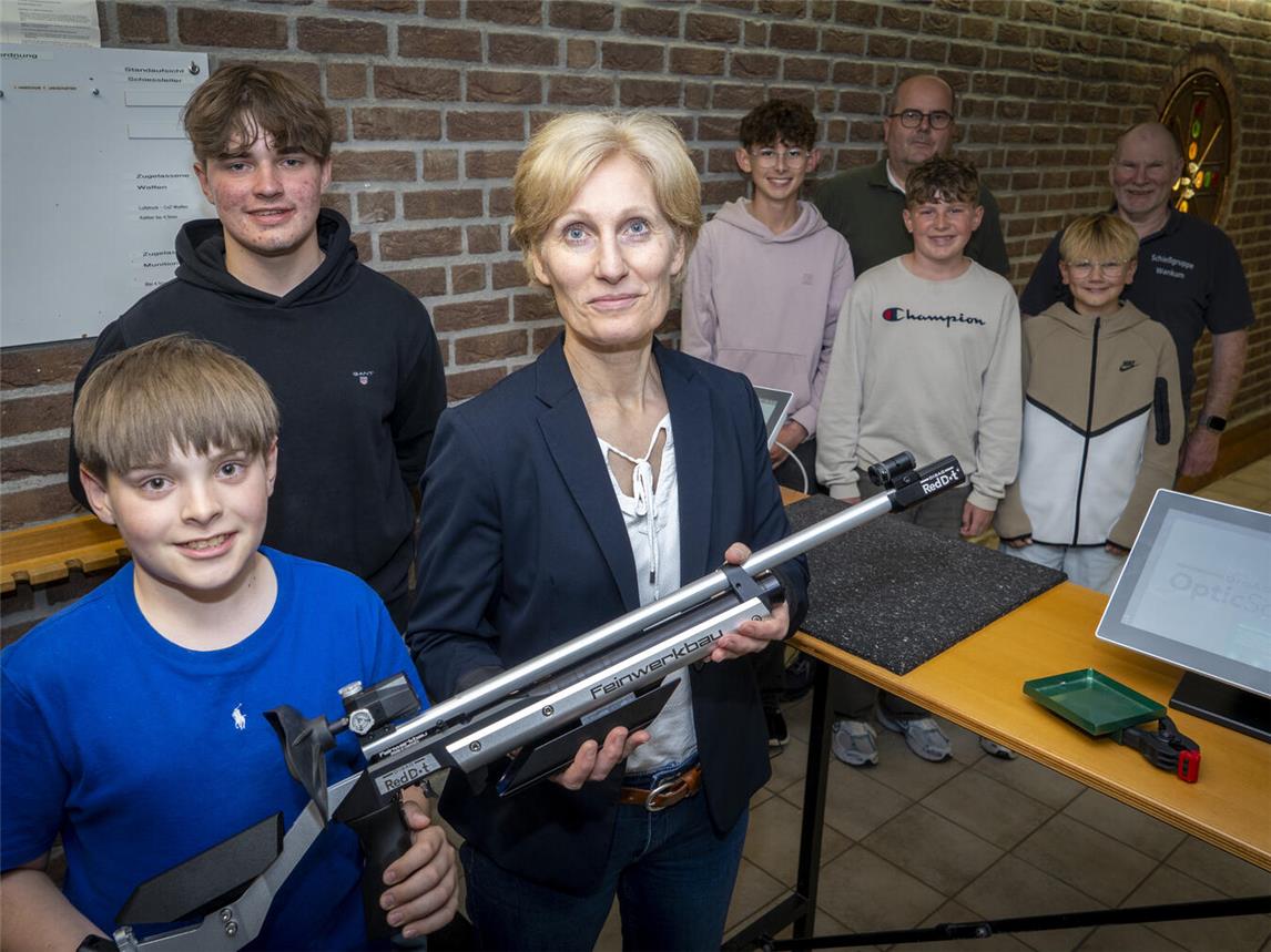  Präsident der Bruderschaft Harald Pasch (hinten links) und sein Schützenbruder Stephan Flick (hinten rechts) bedankten sich jetzt gemeinsam mit den Jungschützen bei Volksbank-Ortsrepräsentantin Sonja Dellen. Foto: Gerhard Seybert
