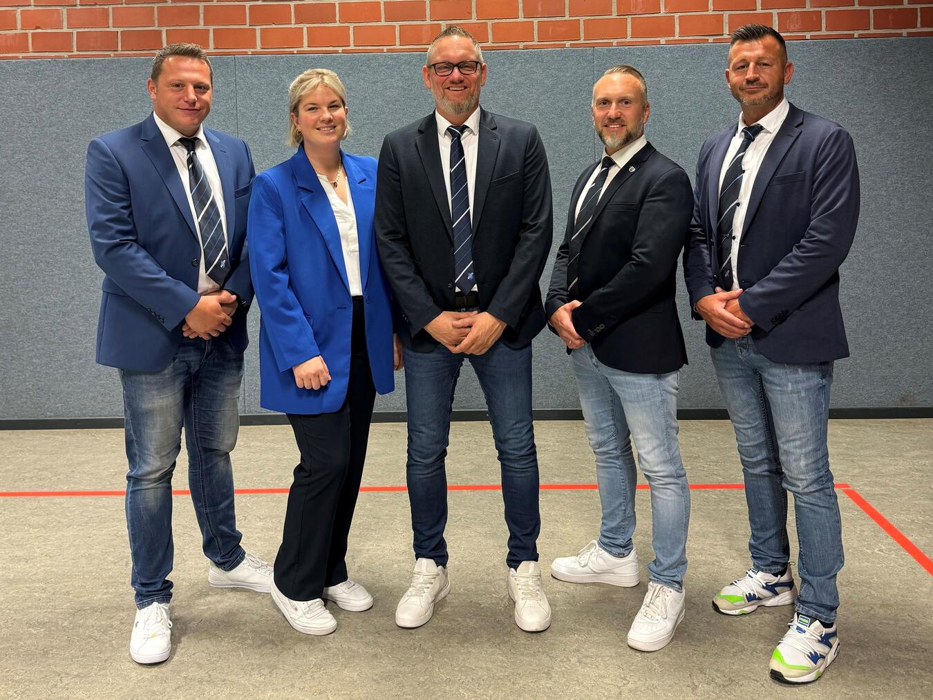 Anika Teeuwen neue Kassiererin beim SV Herongen Sebastian Carls, Anika Teeuwen, René Janßen, Christian Wille und Andreas Pasch (v.l.n.r.). Foto: privat