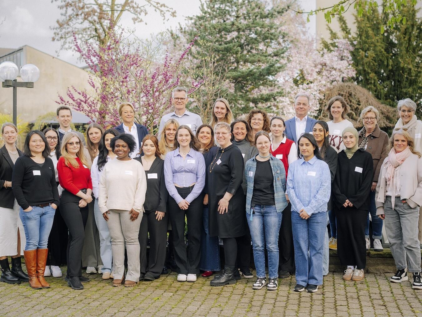  Über ein halbes Jahr hinweg arbeiten die Tandems jetzt eng zusammen, nehmen an praxisnahen Workshops zu Persönlichkeitsentwicklung, Selbstreflexion und Bewerbungstrainings teil und er-halten Einblicke in Unternehmen der Region. Foto: Simon Erath