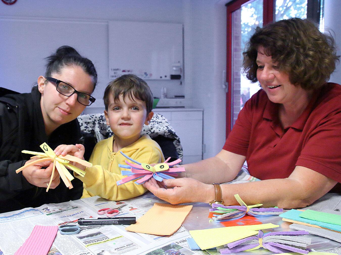 ... und mit den kleinen Gästen wird gebastelt und gespielt. NN-Foto (Archiv): Theo Leie