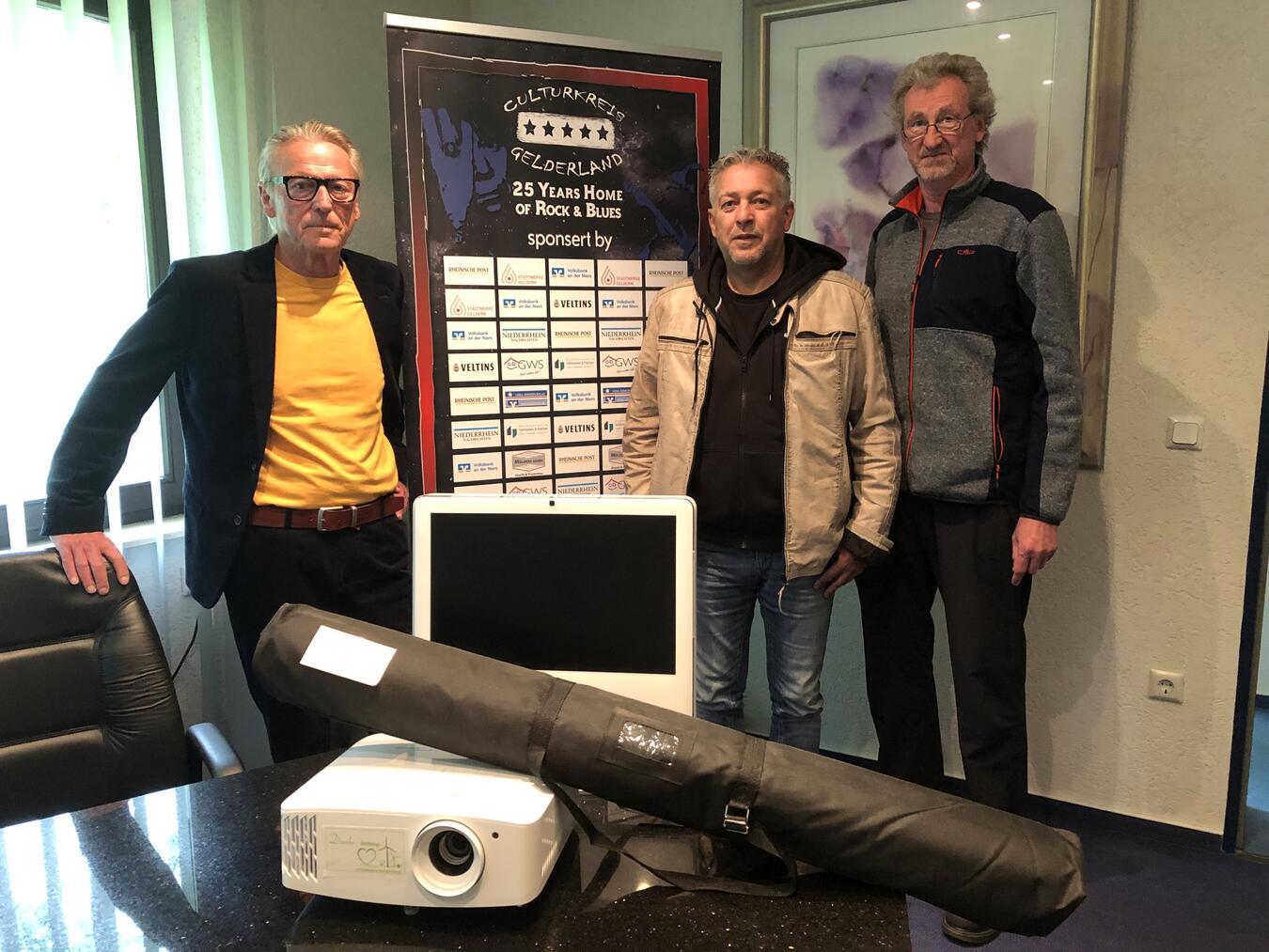  Willi Teloo (Vorsitzender CulturKreis Gelderland), Stefan Deckers (2. Vorsitzender) und Frank Arend (Kommunikation) freuen sich über die Unterstützung. Foto: privat